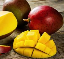 Az érett mangó gyors hámozásának módja 