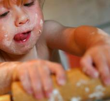 A kisgyermek 6 féleképpen segíthet a sütésben