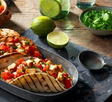 Mexikói taco ropogós zöldségekkel és frissen sült, szaftos csirkemellel