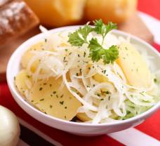 Hagymás krumplisaláta