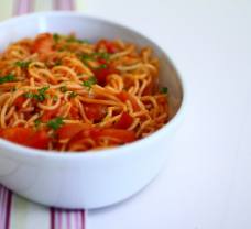 Fokhagymás-paradicsomos spagetti