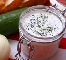 Tzatziki görög joghurttal: egyszerű és olcsó recept